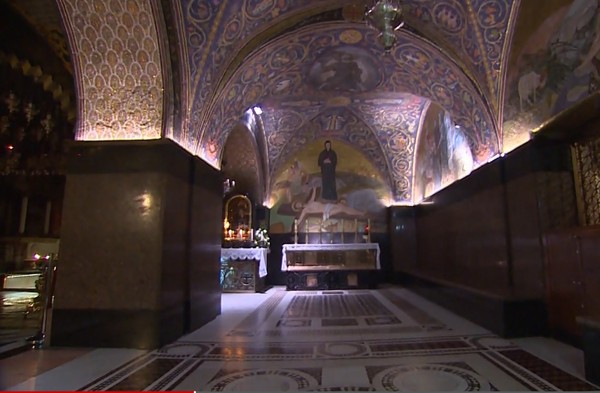 The Holy Sepulchre Church dikenal juga sebagai situs Golgota dan diyakini sebagai tempat terakhir jalur Via Dolorosa alias jalan penderitaan. Kunci dari situs suci itu ternyata dijaga oleh dua keluarga Muslim selama ratusan tahun (CNN) The Holy Sepulchre Church dikenal juga sebagai situs Golgota dan diyakini sebagai tempat terakhir jalur Via Dolorosa alias jalan penderitaan. Kunci dari situs suci itu ternyata dijaga oleh dua keluarga Muslim selama ratusan tahun (CNN)