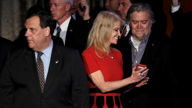 Stephen Bannon (paling kanan) bersama manajer kampanye Trump, Kellyanne Conway (berbaju merah)