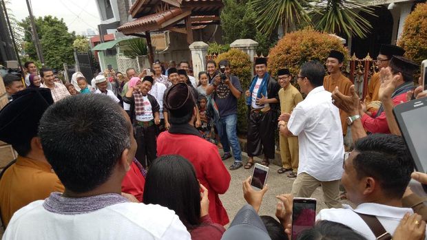 Disambut Palang Pintu, Sandiaga Tampilkan Jurus 'Silat Lipet Dompet'