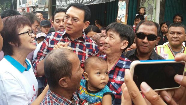 Ahok Kembali Blusukan, Warga Jatinegara Berebut untuk Salaman