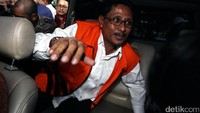 Ia langsung digiring ke mobil tahanan untuk dibawa ke Rutan KPK.