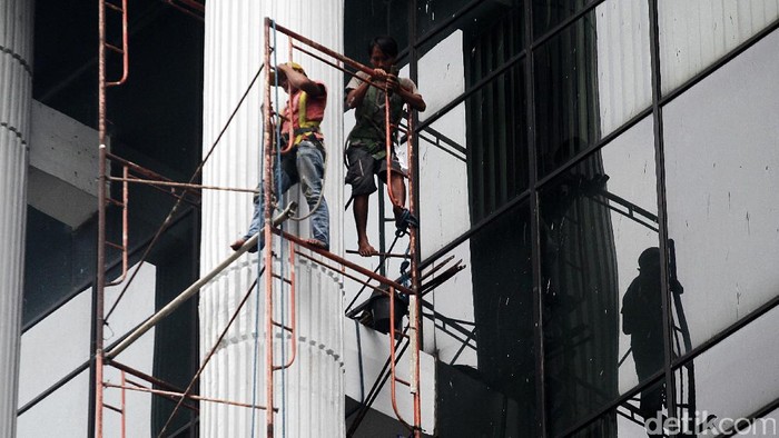 Salah satu penyebab kecelakaan kerja yang terjadi di Indonesia adalah penggunaan alat pelindung diri (APD) yang tidak sesuai standar.