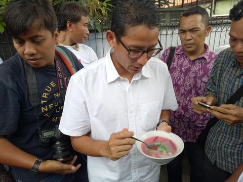 Pertama Kali Coba Selendang Mayang, Sandiaga: Wajib Ada di Balai Kota