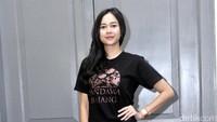 Pelantun Pemilik Hati itu tampil dengan kaus hitam dan ripped jeans serta heels kayu. Pool/Noel/detikFoto.