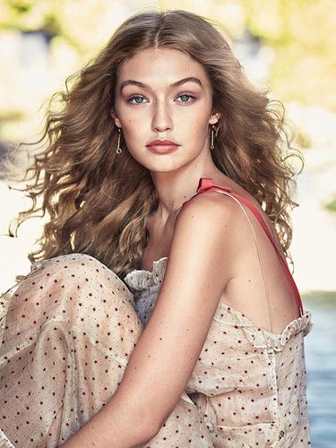 Gigi Hadid Pose Tanpa Busana di Atas Kuda