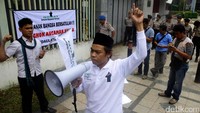 Puluhan orang atas nama Qomando Masyarakat Tertindas menggelar aksi demo di depan Kedubes China, Kuningan, Jakarta Selatan, Selasa (15/11/2016).