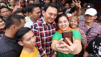 Tiba di lokasi blusukan di Bali Mester, Jatinegara, Jakarta Timur, Selasa (15/11/2016), Ahok langsung disambut ratusan warga terutama ibu-ibu.