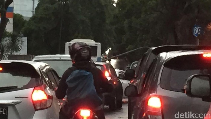 Tiang Lampu Roboh, Lalin TB Simatupang Arah Fatmawati Macet 1 Km