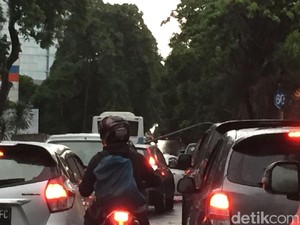 Tiang Lampu Roboh, Lalin TB Simatupang Arah Fatmawati Macet 1 Km