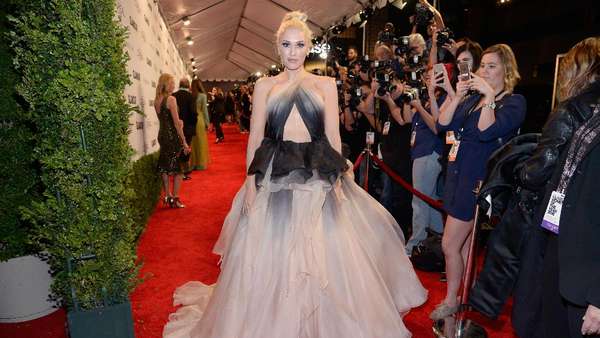 Gwen Stefani Tampil Cetar dengan Gaun Ombre Gwen Stefani Tampil Cetar dengan Gaun Ombre