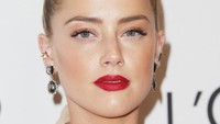 Detail makeup dengan pulasan lipstik merah menyala. Frederick M. Brown/Getty Images/detikFoto.