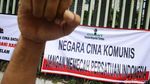 Puluhan Orang Demo di Depan Kedubes China
