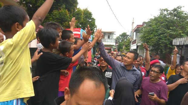 Agus Yudhoyono Sapa Petugas PT KAI dan Tukang Las Sepatu di Priok