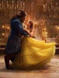 Pria Romantis Lamar Pasangan dengan Membuatkan Gaun Beauty and the Beast