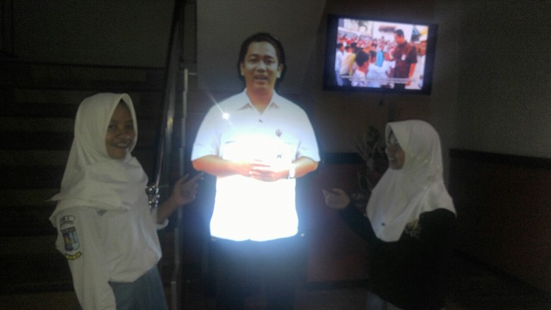 Wali Kota Semarang Berwujud Hologram Ini Bikin Kaget Siswi SMA Wali Kota Semarang Berwujud Hologram Ini Bikin Kaget Siswi SMA
