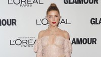 Ia tampil dengan gaun pink yang mengekspos bahu serta belahan dadanya. Frederick M. Brown/Getty Images/detikFoto.
