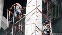 Salah satu penyebab utama kasus kecelakaan kerja banyak terjadi di Indonesia adalah penggunaan Alat Pelindung Diri (APD) yang tidak sesuai standar.