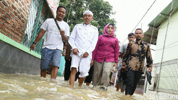Kang Dedi Makan Bareng Warga yang Kena Banjir di Karawang