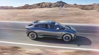 Dua Lipa, saat ini merupakan artis musik wanita dunia yang paling sering ditonton di situsnya, akan tampil bukan dengan artis lain namun dengan Jaguar I-Pace terbaru. Foto: Pool (Carscoops)