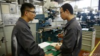 Dua orang siswa berdiskusi dalam membuat komponen.