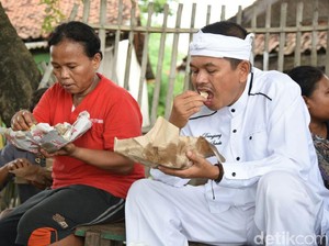 Kang Dedi Makan Bareng Warga yang Kena Banjir di Karawang