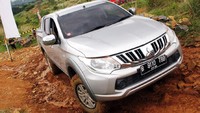 Untuk memaksimalkan penggunaan fitur berkendara dari Mitsubishi Triton, terutama di medan off-road, PT Krama Yudha Tiga Berlian Motors (KTB), distributor resmi kendaraan Mitsubishi di Indonesia dari Mitsubishi Motors Corporation (MMC) memberikan edukasi kepada konsumen setianya dalam kegiatan bertajuk Triton Family Gathering. Pool/dok. KTB.