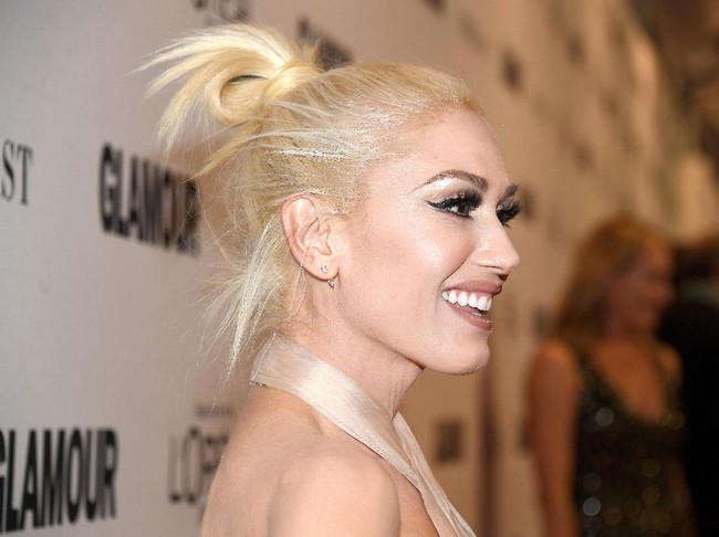 Kulit Gwen Stefani selalu terlihat kencang dan awet muda. Boleh percaya atau tidak, Gwen rajin mengoleskan losion khusus bayi pada kulitnya. Foto: Frazer Harrison/Getty Images for Glamour