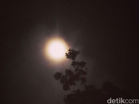 Begini Cantiknya Penampakan Supermoon di Belahan Langit Indonesia