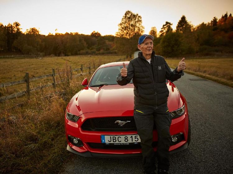 Orang Tertua yang Masih Gemar Nyetir Ford Mustang