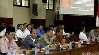 Ada sekitar 32-33 orang yang hadir dalam gelar perkara yakni para pelapor, ahli dari pelapor, ahli dari terlapor termasuk pihak eksternal Polri seperti Kompolnas dan Ombudsman.