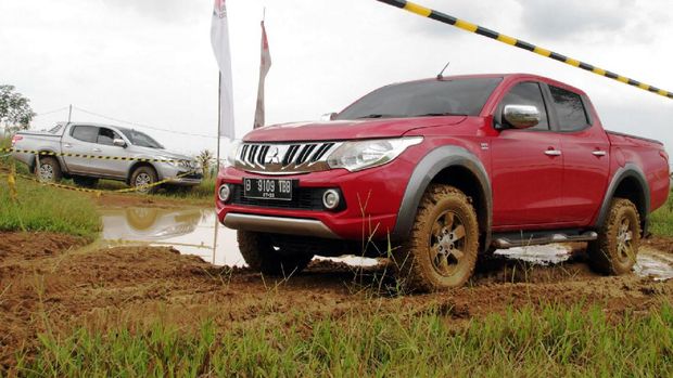 PT Krama Yudha Tiga Berlian Motors (KTB) memberikan edukasi kepada konsumennya untuk memaksimalkan penggunaan fitur berkendara dari Mitsubishi Triton.