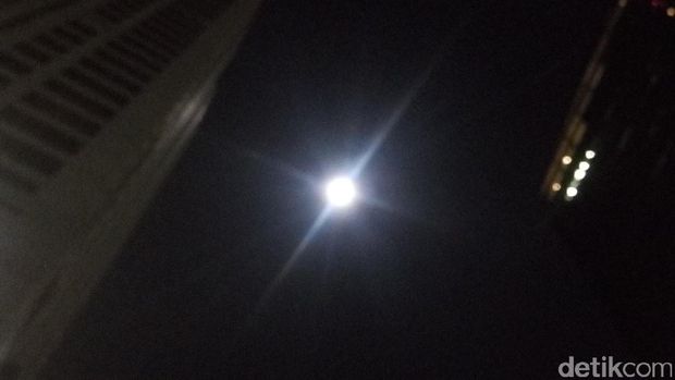 Begini Cantiknya Penampakan Supermoon di Belahan Langit Indonesia