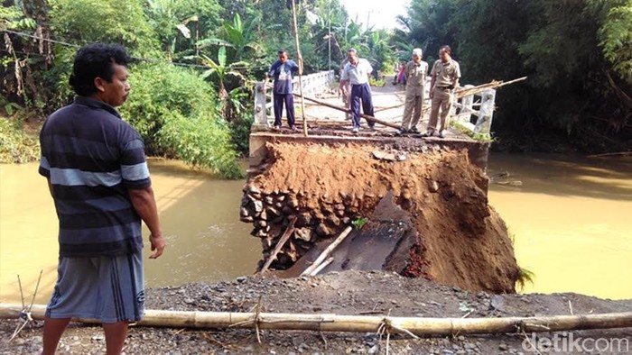 Jembatan antar Kecamatan di Trenggalek Putus, Jembatan Darurat Dibangun