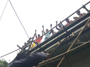 Dari Atas Genteng, Pekerja Bangunan Serukan Dukungan ke Agus Yudhoyono