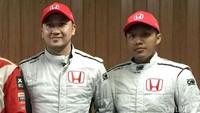 (Ki-ka) Alvin Bahar dan Rio SB foto bersama. Alvin meraih gelar juara Indonesian Touring Car Championship 2016 kelas 1600 Max dan Super Touring Car Championship 2016 kelas 1600 Max. Rio SB menyumbang dua gelar Indonesian Touring Car Championship 2016 kelas 1500 dan Master Honda Jazz Speed Challenge 11. Sementara gelar Konstruktor Indonesian Touring Car Championship 2016 diraih secara bersama-sama oleh tim Honda Racing Indonesia. Ist/Honda.