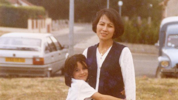 Cerita Masa Kecil Julie Estelle yang Anak Mama Banget