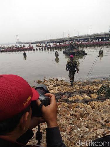 Mayat Pria Memakai Anting-Anting Ditemukan Terapung di Laut Situbondo