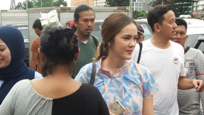 Ikut Ahok Blusukan di Pasar, Cathy Sharon: Mending Naik Bajaj Deh