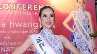 Felicia Hwang tampak memesona lewat dress biru yang dikenakannya. Pool/Noel/detikFoto.