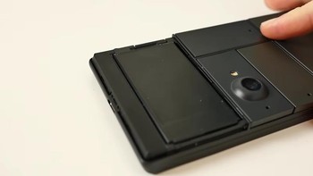 Harus dicatat kalau penggantian modul harus dilakukan ketika ponsel dalam keadaan hidup. Agar sistem bisa langsung mengenali. Foto: Istimewa/phandroid