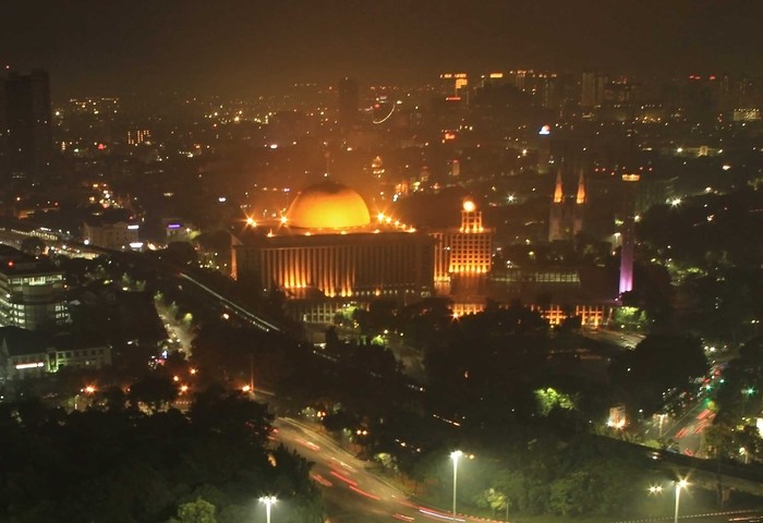 Masjid Istiqlal dan Gereja Katedral yang berseberangan
