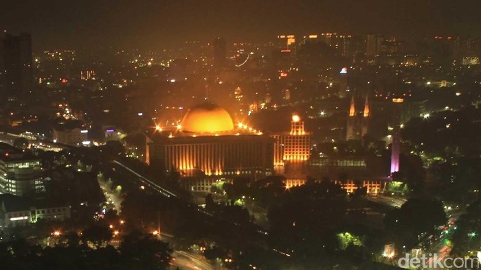 Masjid Istiqlal dan Gereja Katedral yang berseberangan