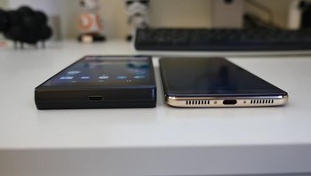 Project Ara ketika dibandingkan dengan ponsel yang ada saat ini. Ponsel modular garapan Google tampak lebih tebal. Mungkin ini salah satu alasan Google mengaborsi proyek ini sebelum diluncurkan. Foto: Istimewa/phandroid