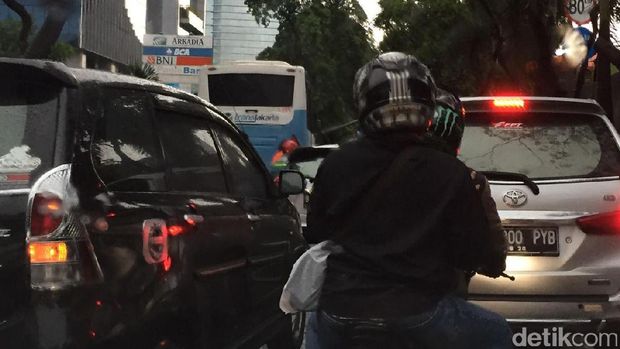 Tiang Lampu Roboh, Lalin TB Simatupang Arah Fatmawati Macet 1 Km