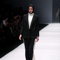Brand dari Jenahara Black Label mengusung tema Ignis Fatuus di Jakarta Fashion Week 2017. Senayan City. Jakarta. [Foto: Mohammad Abduh/Wolipo
