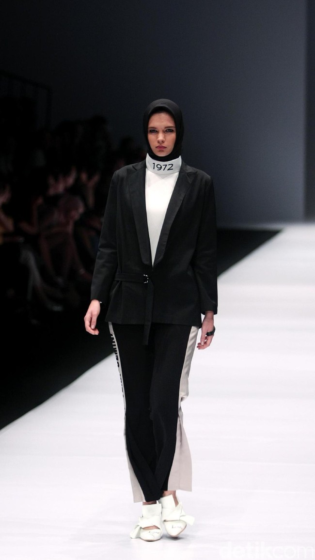 Brand dari Jenahara Black Label mengusung tema Ignis Fatuus di Jakarta Fashion Week 2017. Senayan City. Jakarta. [Foto: Mohammad Abduh/Wolipo