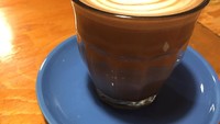Tak lengkap ke Headline tanpa mencicip racikan kopinya. Yang ini adalah Cafe Mocha. Kopi memiliki aroma dan jejak rasa khas cokelat yang enak.