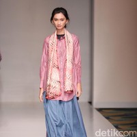 Koleksi fashion show Tuty Cholid Mengangkat tema Love di IPMI Trend Show 2017. Senayan CIty. Jakarta. [Foto: Mohammad Abduh/Wolipop]