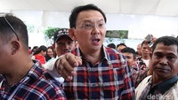 Saat status tersangkanya diumumkan, Ahok sedang menerima aduan warga di Rumah Lembang, Menteng, Jakarta Pusat, Rabu (16/11/2016). Kegiatan itu tidak berhenti.