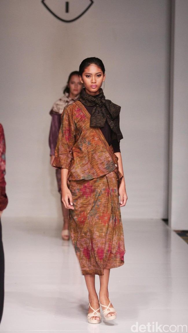 Koleksi fashion show Tuty Cholid Mengangkat tema Love di IPMI Trend Show 2017. Senayan CIty. Jakarta. [Foto: Mohammad Abduh/Wolipop]